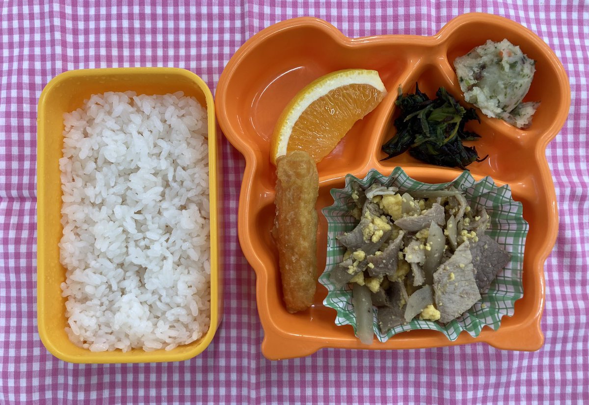 sankokg's tweet photo. ☀️今日の弁当給食☀️

🍴7月9日（木）🥢
🍱メニュー

ごはん
豚肉の柳川煮
ほうれん草とひじきの和え物
カニカマの天ぷら
和風ポテトサラダ
オレンジ

いただきます😋

#港区立幼稚園
#港区幼稚園 https://t.co/fgYD99LgL6