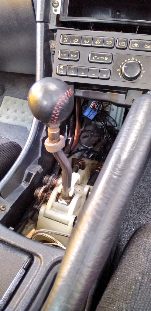 rikou969's tweet photo. 今日は久しぶりにセリカさんで通勤。
夫がサイドブレーキ調整してくれて良い感じです。
内装まだ付けられないので、シフト周りまる見え(笑)

#ST205 https://t.co/gkfCmUG3dT