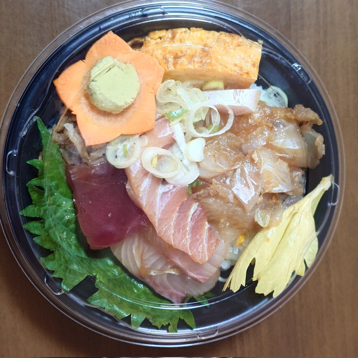 daizionzi's tweet photo. 今日の昼🍱は成田市場飯岡家の海鮮丼!!
明日通夜に向け今日明日と葬儀屋が本堂で作業をしていますので差入れです^^
東京が盆に入り成田市も明日から祇園会と正月同様人手不足^^;
早朝から忙しなくバタバタしてます^^; https://t.co/VaaXmU8Sqb