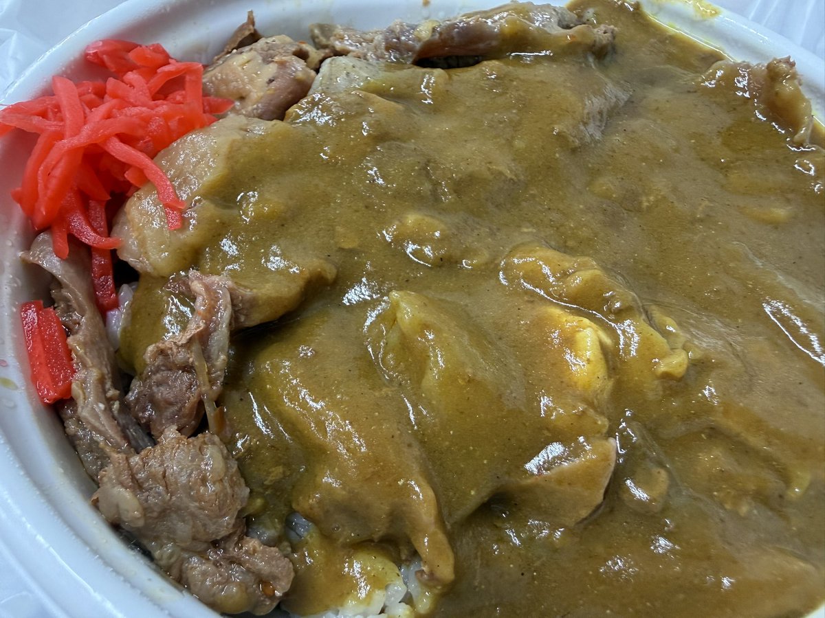 superhirokeso's tweet photo. 木曽ペロさんが昔ポストしていた弁当屋で、牛すじ丼にカレートッピングをついに試してみた。うん。これは美味い！牛すじゴロゴロカレー。 https://t.co/fuUoCWtL6p