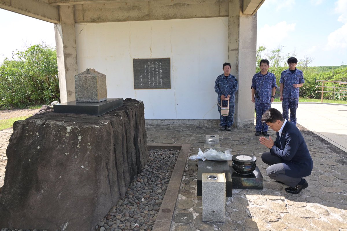 ModJapan_jp's tweet photo. 7月6日、宮﨑防衛副大臣は、東京から南方約1,250kmに位置する硫黄島を訪れ、所在する海上自衛隊硫黄島航空基地隊、航空自衛隊硫黄島基地隊の状況報告を受けるとともに、島内を視察し隊員を直接激励しました。

硫黄島では現在も火山活動が観測されており、地盤の隆起や地形の変化への対応が求められる特殊な勤務環境の中、島内で勤務している隊員は、飛来する航空機に対する航空管制などの支援や、硫黄島近海を航行する船舶から父島への患者輸送を行っています。