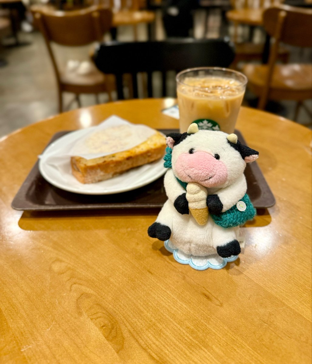 cuze22's tweet photo. 今日は渋谷のスタバに出没の牛🐮 https://t.co/XZy98wsnei