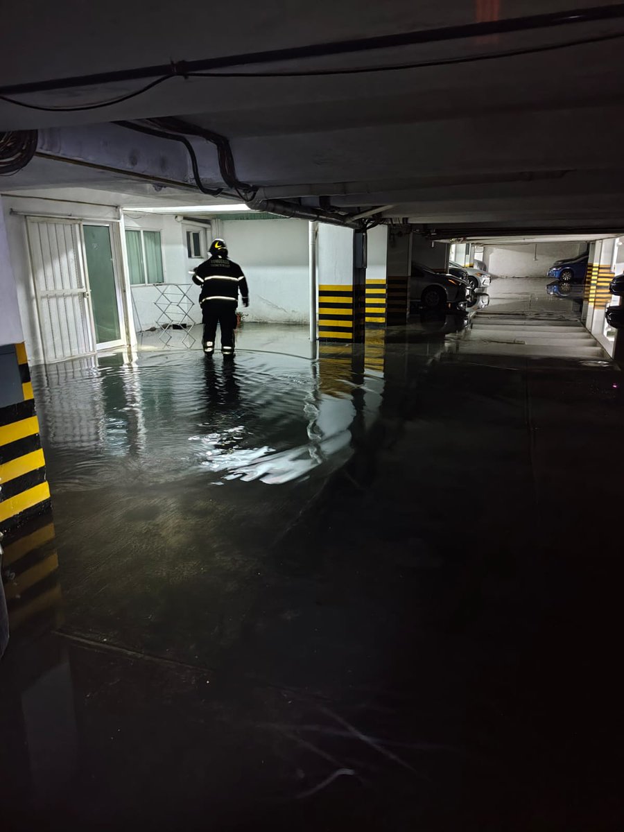 Bomberos_CDMX's tweet photo. @TlalpanAl @JefeVulcanoCova @AlcaldiaAO @A_VCarranza @AlcCuauhtemocMx @XochimilcoAl Atendimos un encharcamiento en la colonia Del Valle Norte, en @BJAlcaldia, informamos que se desalojo agua pluvial en un área de 30 metros lineales.
#Laborando.
@JefeVulcanoCova. https://t.co/x1SrEfhgPe