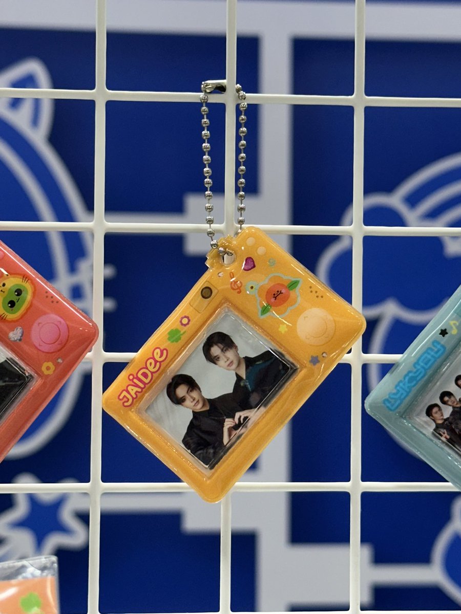 tertawan_'s tweet photo. papa &amp; daddy + nong deedee new merch 🌻

#SiamParagonxTCEX2026xGMMTV
꒰ @ChenRcj @dunknatachai ꒱ 
#จุงดัง #JoongDunk #JAIDEE https://t.co/VcvyRvY9qG
