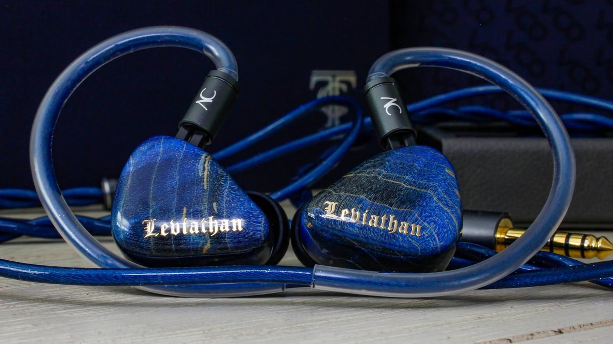 onedotaudio's tweet photo. ODA T800 Leviathanには、もう感激しきりです。このセットを手にしてから4日ほど経ちますが、他のことに集中するのが難しいほど夢中になっています。普段こうした製品について語ることはあまりないのですが、実はこの1年で、レビューを見送った「数千ドル（キロ��ック）クラス」の製品が4つほどありました。価格が高すぎたり、チューニングがいまいちだったり、あるいは単に自分に合わなかったりしたからです。あえてそうした話をしたのは、ODA Leviathanが文句なしのフラッグシップ級の「怪物（ビースト）」であると断言する際、少しでも信頼していただければと思ったからです！ODAがこれまでに作った製品で、素晴らしいと言えないものは一つもありませんでした（少なくとも私が試したものに関しては）。もしこの小さなブランドを見過ごしている方がいれば、ぜひ注目していただきたいですね。とにかく、Leviathanは本当に素晴らしいセットです。ODAの代名詞となりつつある美しいスタビライズドウッドのハウジングを採用し、見事な色彩でデザインされています。もちろん主観的な意見ではありますが、私とし���はLeviathanは「Amarantine A500」をさらにレベルアップさせたような製品だと感じています。これは相当な賛辞ですよ。パッケージングもフラッグシップにふさわしいもので、T800に最適なアクセサリーが付属しています。T800は合計8基のドライバー（1DD、1FD、6BA）を搭載し、4ウェイ・クロスオーバー・システムで制御されています。そのハイブリッド・チューニングのまとまりの良さは、ここ最近聴いた中でも屈指のものです。
初期の第一印象は絶賛する言葉ばかりになってしまいましたが、あくまで「第一印象」であることをご理解ください。それでもなお、T800は非常に楽しく、適度なエネルギー感があり、表現力豊かなマクロダイナミクスを備え、私にとってはまさに「最高（ディヴァイン）」と呼べる製品です。そして、このセットは今後さらに良くなっていくだろうと確信しています。まず、非常に広大で立体感のある音場が特徴で、ホログラフィックでありながらリアルさも兼ね備えています。その音場の中では、あらゆる方向への優れたレイヤリング（音の重なりの分離）と、ピンポイントで正確な定位感が実現されています。深く、確かな手応えがあり、意図が明確に感じられるサブベース。前に出てくる、極めて音楽的な中音域。そして、きらびやかで伸びやかな高音域。これらが本当に素晴らしいです。微細なディテールや空気感、そして音の分離感も際立っています。私の耳には、Leviathanはウォーム寄りかつニュートラルな傾向に感じられ、分析的な精密さと滑らかな音楽性が絶妙なバランスで両立しています。強いて言えば、ほんの少しだけ音楽的な表現に重きを置いている印象でしょうか。……おっと、第一印象を語る中で話があちこちに飛んでしまいましたね（笑）。正直なところ、Leviathanについてはま���理解を深めるべき点が多いのですが、現時点ですでに感銘を受けずにはいられません。ODAの過去の��デルを聴いた時点で、Leviathanも素晴らしいIEMになるだろうと確信していました。このブランドには、それ以外のものを作るという選択肢などあり得ないほど、圧倒的な才能があるからです。
さて、もちろんLeviathanの本格的なレビューも行う予定で、今からその作業に取り掛かるのが楽しみで仕方ありません。Leviathan T800に興味をお持ちの方は、ぜひ今後のレビューにもご注目ください。それでは、皆さんが健やかにお過ごしであることを願っています。どうぞお元気で。
https://t.co/SpydCzHA8D
https://t.co/FLV8t4H13P
#oda #onedotaudio #leviathan #hifi #iems #highend #hifiaudio #earphones  #inearmonitors