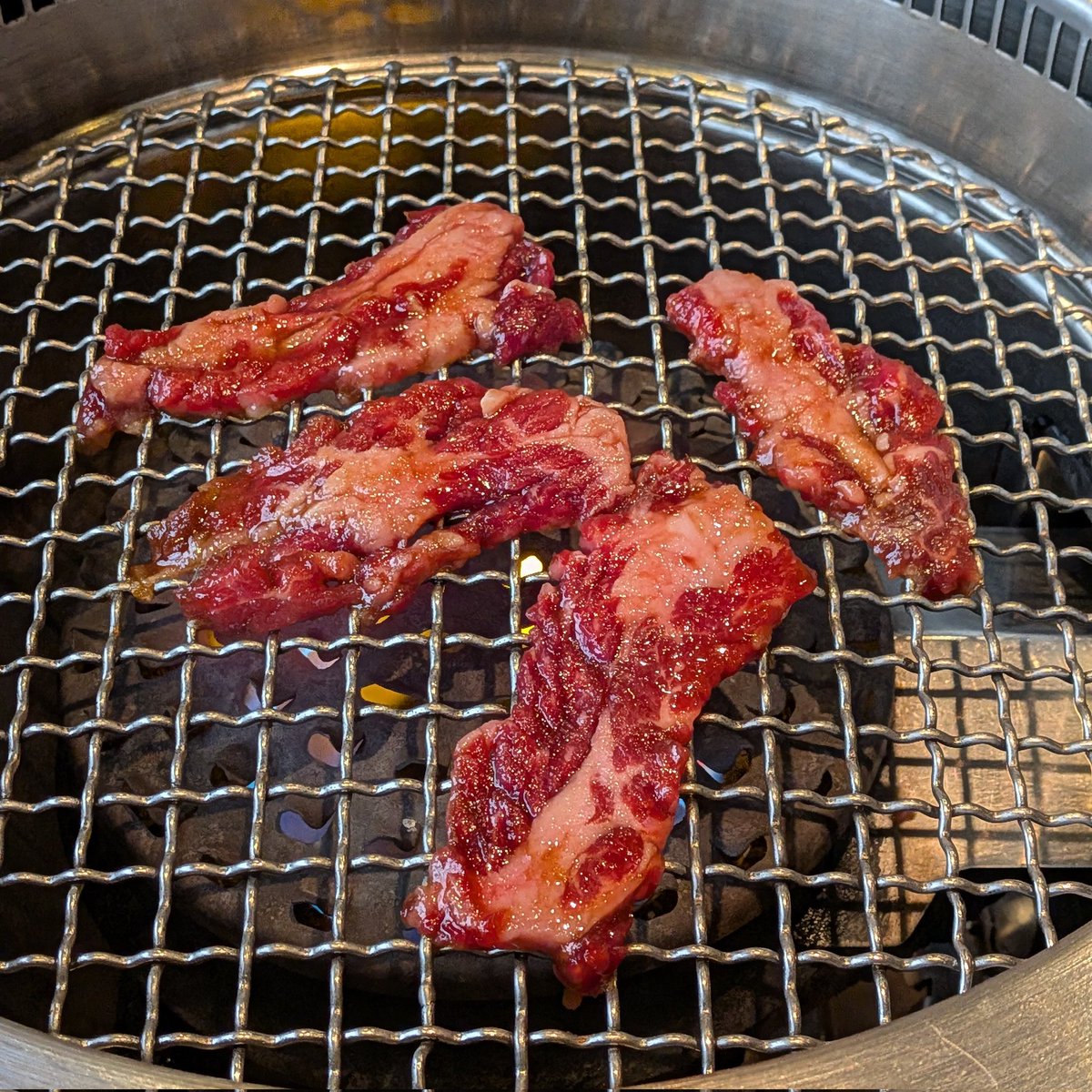 peche028's tweet photo. しのぴの誕生日なので焼肉食べます
将生の言うとおりカルビは少し焦げるまで焼きます https://t.co/j7SY5ESY33