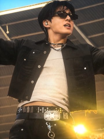 JEONKH_'s tweet photo. this look https://t.co/GKqjShs1h8
