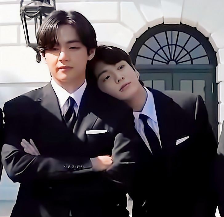 kookiefyy's tweet photo. Don't you just love it when Jungkook goes like this 😭😭😭... Taehyung is literally his safe space https://t.co/RnOrq9aknI