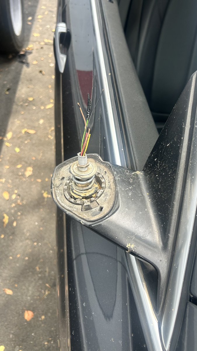 solracsolrac's tweet photo. Y mientras @claudiashein y @clarabeugadam presumen de seguridad, el crimen organizado y el robo de #autopartes sigue a todo vapor. Felicidades por nada @ucs_gcdmx #inseguridad . Saben canto@cuesta este chiste en la agencia? 23000 @pdi_fgjcdmx puro adorno!!! https://t.co/YCyG7LTbBC