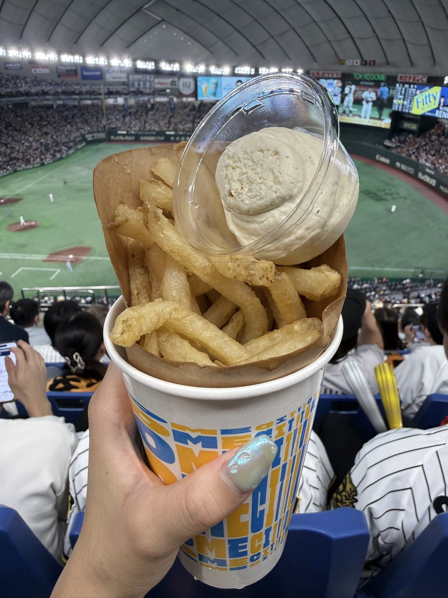 1934chan's tweet photo. 自家製生バターdeポテトフライ

#東京ドーム　1階一塁側ポップアップショップ
ちょいおでん

価格:800円
おすすめ度:★★★★☆

前から気になっていたバターポテト
生バターは塩の入っていない素朴な味
ポテトにたっぷりつけて食べると非常に背徳的な味になります👿
じゃがバターを手軽に味わえる新感覚グルメでした

#球場メシ　#東京ドームグルメ