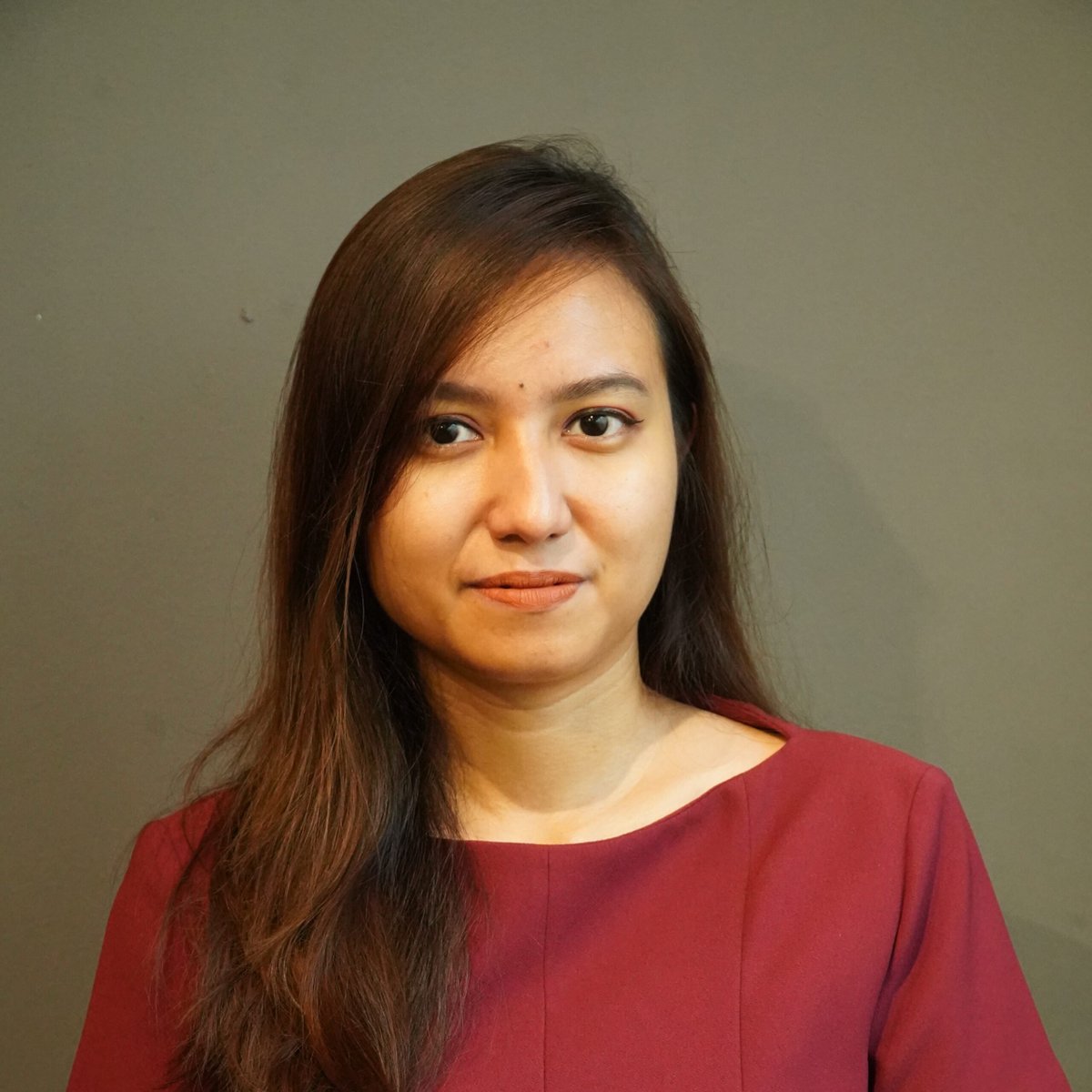 insidefolkative's tweet photo. Cania Citta membagikan cerita masa kecilnya  saat tumbuh di lingkungan yang kerap dipenuhi obrolan gosip dan isu selebritas, melalui akun Threadsnya. 

Menurutnya, sang ibu selalu mengingatkan agar tidak larut dalam pembicaraan yang tidak memberi manfaat karena tidak akan mengubah kehidupan mereka.

Sebagai gantinya, ibunya mengajak Cania berdiskusi tentang berbagai hal yang memicu rasa ingin tahu, bahkan dari pertanyaan sederhana seperti mengapa langit berwarna oranye. Cania mengaku kebiasaan itu membuatnya gemar berpikir kritis dan lebih tertarik mencari jawaban atas berbagai pertanyaan dibanding mengikuti gosip.

Banyak yang mengaku salut dengan cara parenting sang ibu, yang dinilai berhasil menumbuhkan rasa ingin tahu dan kebiasaan berpikir kritis sejak usia dini..  🫡🫡🫡🫡🫡🫡