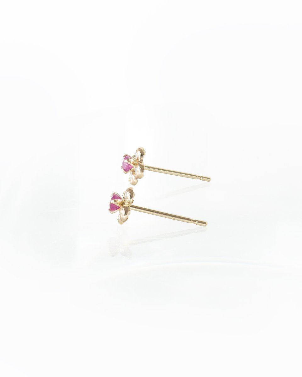 accessory_PePe's tweet photo. 耳元に小さなお花が咲くような、可憐なルビーフラワーピアス。
7月の誕生石ルビーが、さりげなく上品な彩りを添えます。

https://t.co/XmUUAC386B

#アクセサリーぺぺ
#7月誕生石
#ルビー
#フラワーモチーフ
#フラワーピアス https://t.co/paAyaA1zAi