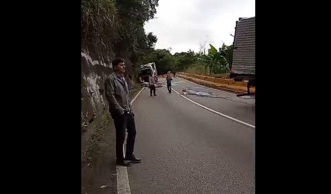divulga_radio's tweet photo. Engavetamento na Serra das Araras com caminhão e carretas deixa ferido, em Piraí  no Rio de Janeiro
🚚🚛🚚🚛🚚🚛🚚
VEJA CLICANDO AQUÍ ABAIXO 👇
https://t.co/clG6HdaXKw https://t.co/UEe2uz5fVM
