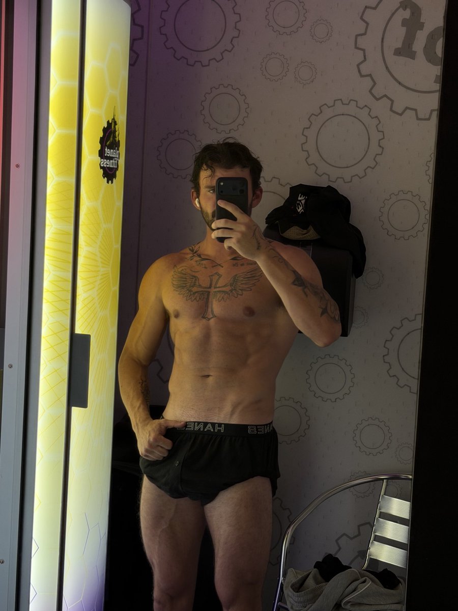 s1kmagic's tweet photo. Do I need to gain weight? https://t.co/OjTjwn17VQ