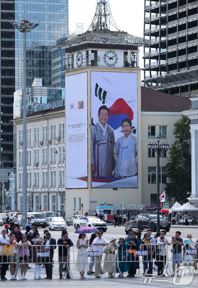 nextto_mingx2's tweet photo. 몽골에 걸린 대형 이재명 대통령 부부 사진

캬 이뿌당 https://t.co/nxuqEyrFiG