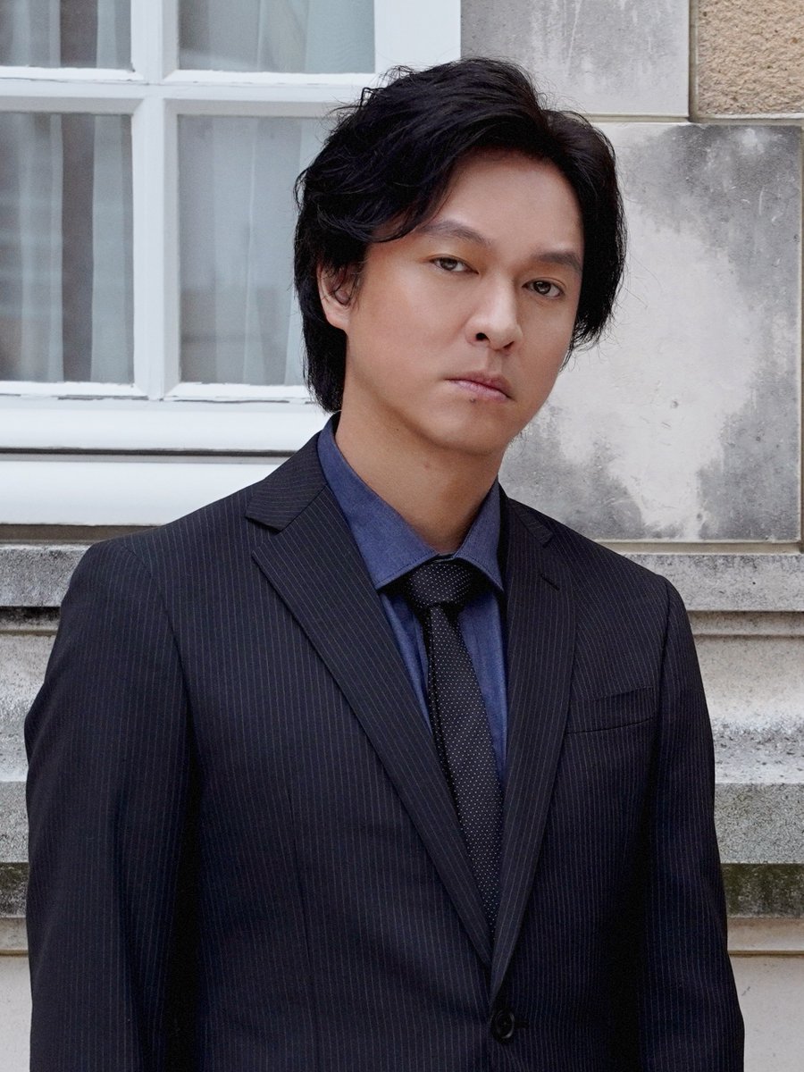 barano_kusari's tweet photo. ◢◤ キャスト紹介 ◢◤

#丸山隆平（SUPER EIGHT）

手錠で繋がれた記憶喪失の男、
“スーツの男”を演じる。

歌手・俳優として活躍し、
『金子差入店』で主演、
『名無し』などに出演。

目の前の相手は警察か、犯罪者か！？
ノンストップ＜疑心暗鬼＞サスペンス
#映画薔薇の鎖 𝟏𝟐.𝟏𝟏 𝑭𝒓𝒊 公開🥀
