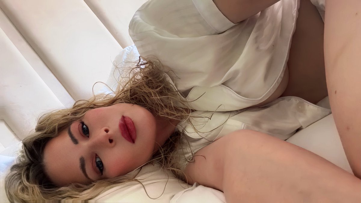 NikkiVelvetUK's tweet photo. Who’s stopping by to say good morning? ☀️🤍 I don’t bite… unless you ask nicely. 😉

#paypig  #spoilme #adultcontent https://t.co/Au81oxqFs0
