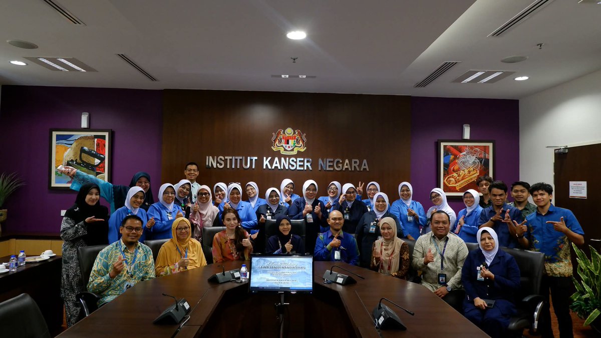 iknhmi's tweet photo. 𝐃𝐮𝐚 𝐇𝐚𝐫𝐢, 𝐃𝐮𝐚 𝐇𝐨𝐬𝐩𝐢𝐭𝐚𝐥, 𝐒𝐚𝐭𝐮 𝐀𝐬𝐩𝐢𝐫𝐚𝐬𝐢.

Dua hari berturut-turut, Institut Kanser Negara (IKN) menerima kunjungan delegasi hospital terkemuka negara bagi Lawatan Penanda Aras Hospital Mesra Ibadah (HMI). Selepas menerima delegasi Hospital Tengku Ampuan Rahimah (HTAR), Klang semalam, hari ini IKN sekali lagi berbesar hati menyambut kehadiran delegasi Hospital Tunku Azizah (HTA), Kuala Lumpur. Kunjungan ini mencerminkan keyakinan dan komitmen bersama dalam memperkukuhkan pelaksanaan HMI demi manfaat pesakit, waris dan warga kesihatan.

Delegasi HTA telah diketuai oleh YBrs. Dr. Atika Azura binti Abdul Rashed, Timbalan Pengarah (Perubatan I). Ketibaan delegasi telah dialu-alukan oleh Pengarah IKN, YBrs. Dr. Nur Aslina binti Bahakodin, bersama barisan Timbalan-Timbalan Pengarah IKN serta Ahli Jawatankuasa Hospital Mesra Ibadah (HMI) IKN.

Sepanjang sesi perkongsian, delegasi didedahkan dengan pengalaman IKN dalam membangunkan ekosistem HMI yang menyeluruh melalui tadbir urus yang sistematik, amalan terbaik, inovasi serta kolaborasi pelbagai disiplin yang menjadi tunjang kepada pelaksanaan HMI di IKN.

Semoga setiap perkongsian yang terjalin menjadi inspirasi kepada lebih banyak institusi kesihatan untuk bersama-sama membudayakan perkhidmatan yang bukan sahaja cemerlang dari sudut klinikal, malah kaya dengan nilai ihsan, rahmah dan keberkatan.