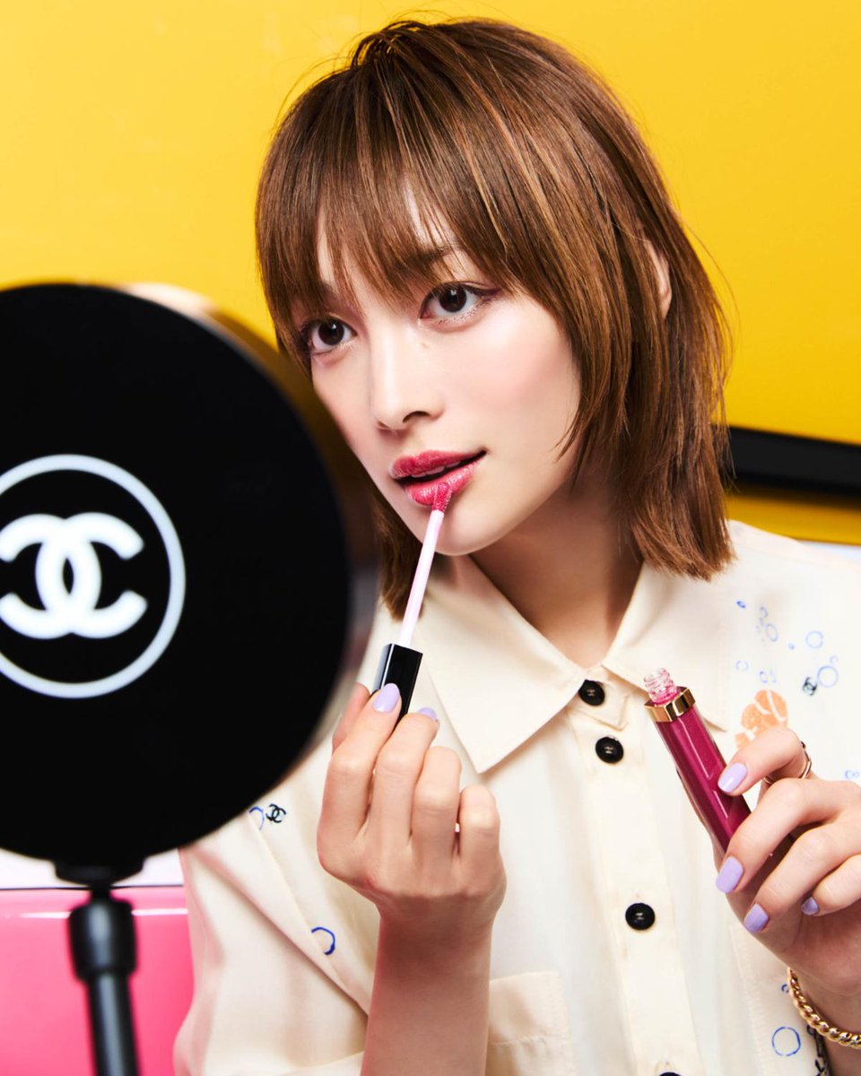 fashionsnap's tweet photo. シャネルから、ひと塗りで圧倒的なきらめきを叶える新リップグロスが誕生。発売を記念したラジオステーションに、小松菜奈や宮沢氷魚、ちゃんみな、JURIN (XG)、新田真剣佑、豊田裕大が訪れ、多彩なカラーと輝きに満ちたひとときを楽しんだ。（PR）
https://t.co/Lz7NP1a35M https://t.co/hcyGctMXYC