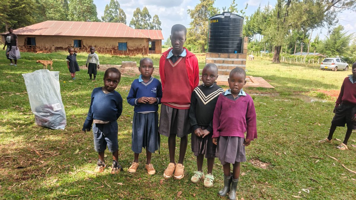 DamarisTOO1's tweet photo. Lord use me as a vessel. I was invited by to this school and we launched water borehole as usual I had handerkchiefs.

For this reason naomba mninulie machine Tatu I will buy the materials and pay workers 

Can comesome be philanthropic and buy me this machines please.

Lord send me help your children can't be wearing uniforms that can't dignify a child.

Lord may my helpers not get rest until I have the machine.

Blessings.