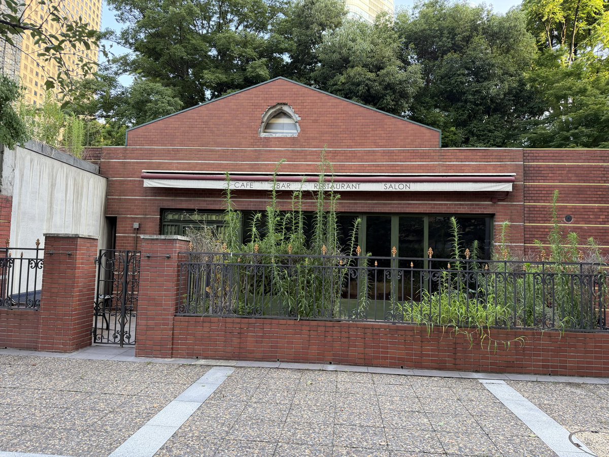 realgaiginman's tweet photo. コロナ始まりの頃の週末に行くところがなくて、ここのいちごパフェよく食べてました

建て替えでテナントいないみたいですが、別に建て替えなくてもこのままでいいのにな、と思うほどいい雰囲気です

どこも再開発とか建て替えとか言いますけど、コスト嵩むなら今のままでええやないか、と思います https://t.co/7k1X2d4OPh