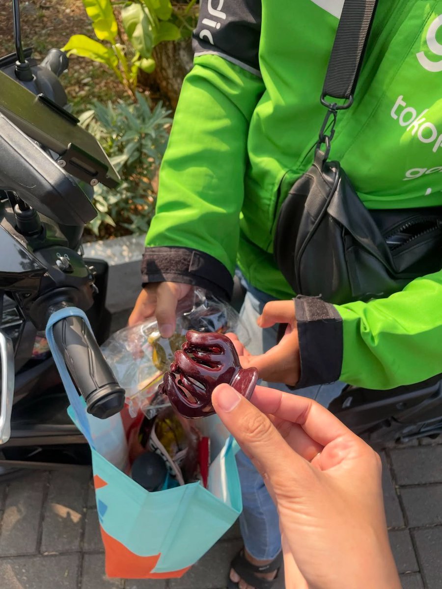 Charismaylnd's tweet photo. Pagi tadi dapet jedai dari driver gojek. Katanya “hari ini Kakak beruntung bisa ketemu saya dan capi”. Terus disuruh milih 1 hadiah dari 7 item hadiah yg dia punya. Awww sweet bgt. Berkah selalu ya Pak. It means a lot to me and boosts my happiness this morning 🫶🥰. Tolong @gojekindonesia kasih apresiasi untuk Bapak ini yaa
cc: fitridmyti