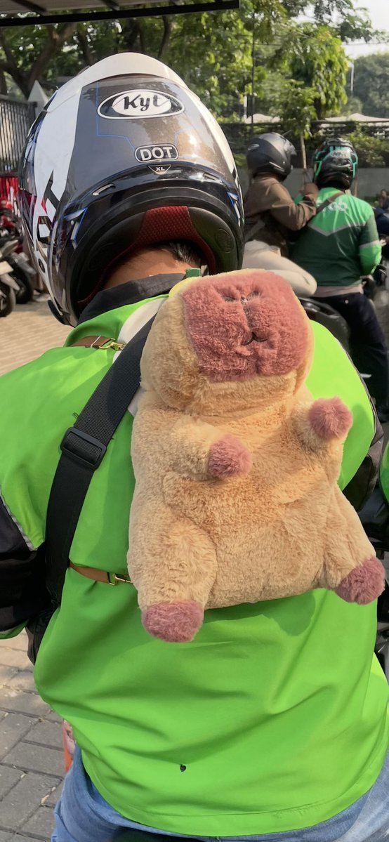 Charismaylnd's tweet photo. Pagi tadi dapet jedai dari driver gojek. Katanya “hari ini Kakak beruntung bisa ketemu saya dan capi”. Terus disuruh milih 1 hadiah dari 7 item hadiah yg dia punya. Awww sweet bgt. Berkah selalu ya Pak. It means a lot to me and boosts my happiness this morning 🫶🥰. Tolong @gojekindonesia kasih apresiasi untuk Bapak ini yaa
cc: fitridmyti