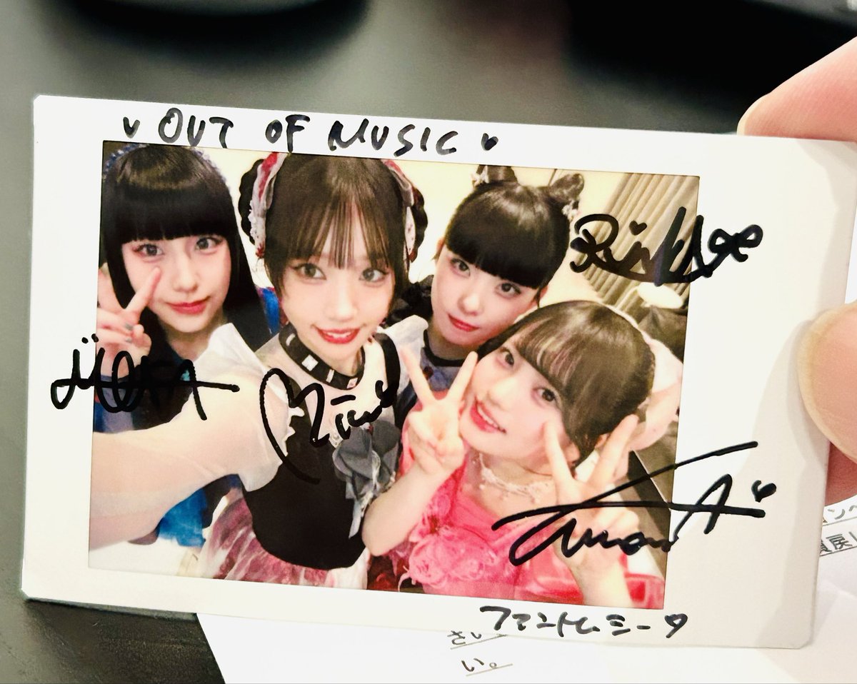 Just4ado's tweet photo. え❗️え❗️え❗️😱当選❗️嬉しいいい🥹🥰　
唯一無二チェキだと思います
初めての全メンバーサイン入りチェキです😍
僕の大切な宝物です🤗👑

@70914041  本当に本当に本当に 
ありがとうございました  感謝しております🫶🏻🙏　

#OUTofMUSIC 89
#ファントムシータ　
#百花 #美雨 #凛花 #もな  😊🩵🤍💜🩷🫶🏻 https://t.co/VXICV0OAno
