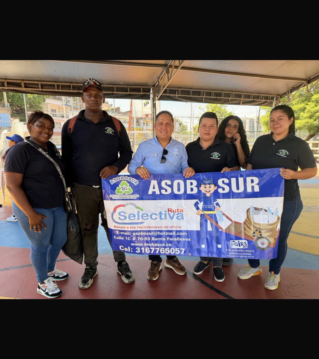 cracolombia's tweet photo. 3/4 público de aseo más incluyente.

Las y los recicladores de oficio hicieron un llamado para la pronta expedición del Nuevo Marco Tarifario para el Servicio Público de Aseo y de la reglamentación del Decreto 1381 de 2024, como una medida para proteger sus derechos y avanzar👇 https://t.co/1GYYuN2pYB