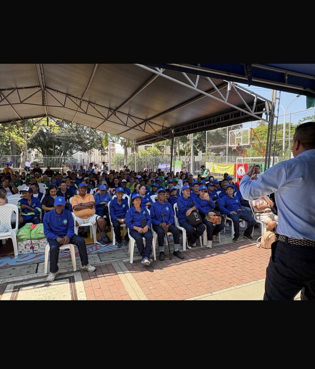 cracolombia's tweet photo. 3/4 público de aseo más incluyente.

Las y los recicladores de oficio hicieron un llamado para la pronta expedición del Nuevo Marco Tarifario para el Servicio Público de Aseo y de la reglamentación del Decreto 1381 de 2024, como una medida para proteger sus derechos y avanzar👇 https://t.co/1GYYuN2pYB