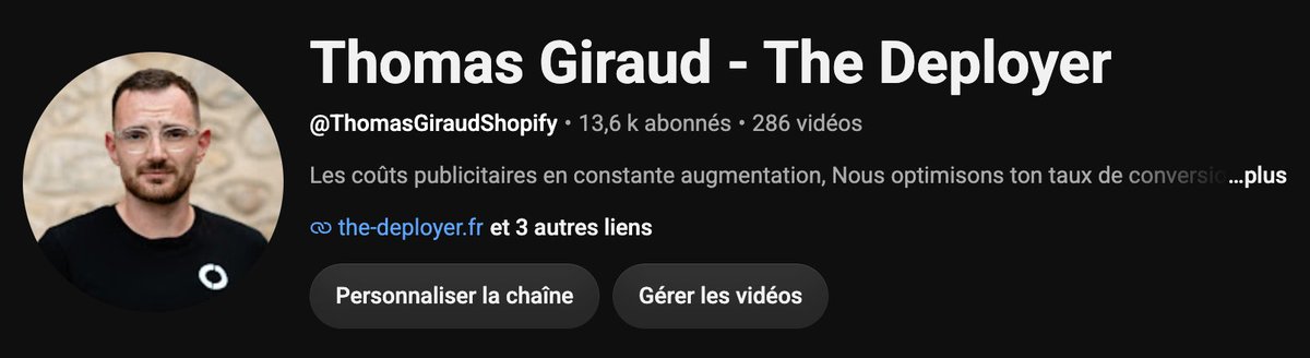 thomasgiraudcro's tweet photo. Le reach de ma chaîne Youtube est ridicule.

200 vues par vidéo en moyenne.

Aucune ne devient virale. L'algo m'ignore poliment.

Si je me compare, c'est frustrant, mais la réalité est différente.

En 6 ans d'activité, 300 vidéos publiées... cette chaîne "qui ne marche pas" m'a apporté :

→ Une collaboration avec OpenClassrooms pour la création d'un cours complet
→ Un partenariat direct avec les équipes Shopify Plus
→ Une position d'autorité dans l'écosystème Shopify indéniable
→ Des relations avec des marques magnifiques que je n'aurai jamais trouvé ailleurs

Zéro reach. Mais les 50 bonnes personnes m'ont vu.

Voilà le truc que personne ne dit sur le contenu B2B :
Quand tu vends du high-ticket, la portée est une vanity metric.

Tu n'as pas besoin que 100 000 personnes te regardent.

Tu as besoin que les 50 personnes capables de changer ton business te trouvent crédible.

Un fondateur qui te fait confiance vaut plus que 10 000 vues qui scrollent.

Alors arrête de culpabiliser sur ton nombre de vues.

Arrête d'optimiser pour l'algo.

Optimise pour les 50 personnes qui peuvent réellement faire bouger ton business.

Le reste, c'est du bruit.