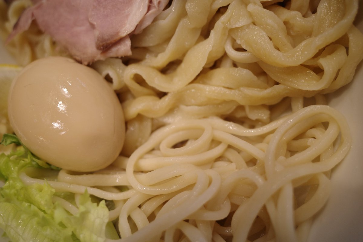 026hakase's tweet photo. 東京・十条の雨ニモマケズさんでつけめん極（中盛）！鶏白湯系のつけ麺大好き。麺が２種類あるのも楽しい。レモンや卓上の酢などで味変もできる！もっと食べたい☺️
#雨ニモマケズ https://t.co/axH5hmDU4I