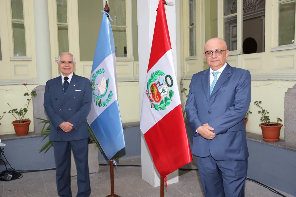 OJGuatemala's tweet photo. El Magistrado René Guillermo Girón Palacios, Vocal III de la Corte Suprema de Justicia, asistió como invitado especial a la inauguración de la exposición fotográfica “Shipibo-Konibo: Retratos de mi sangre”, del fotógrafo indígena amazónico peruano David Díaz González, organizada por la Embajada de la República del Perú en Guatemala, la Municipalidad de Guatemala y Fundación Paiz

La actividad se realizó en Casa Ibargüen, en el Centro Histórico de la Ciudad de Guatemala, en el marco de la conmemoración de los 250 años del traslado de la Ciudad de Guatemala y de las fiestas patrias del Perú. Durante el acto protocolario participaron el Síndico I de la Municipalidad de Guatemala, Carlos Soberanis Toledo; el Embajador Extraordinario y Plenipotenciario de la República del Perú en Guatemala, Guido Octavio Toro Cornejo; y el artista David Díaz González, quien compartió el significado de su obra.

La muestra fotográfica resalta la identidad, las tradiciones y la relación con la naturaleza del pueblo indígena Shipibo-Konibo de la Amazonía peruana. Con su participación, el Magistrado René Guillermo Girón Palacios reafirma el compromiso del Organismo Judicial con el fortalecimiento de los vínculos interinstitucionales y el respaldo a iniciativas que promueven la cultura y el intercambio artístico.

#OJ #CSJ #EmbajadaDePerú #MunicipalidadDeGuatemala #FundaciónPaiz