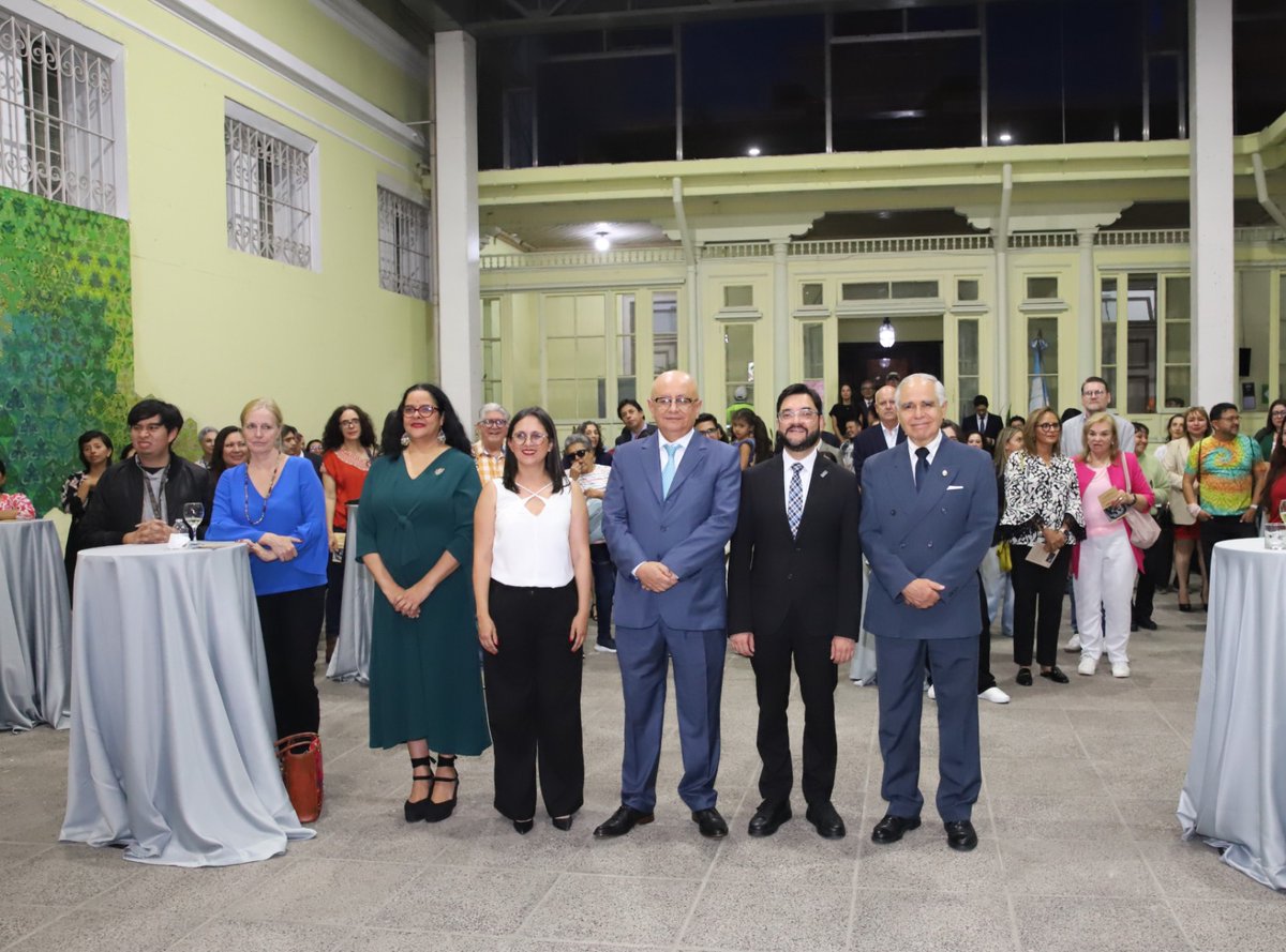 OJGuatemala's tweet photo. El Magistrado René Guillermo Girón Palacios, Vocal III de la Corte Suprema de Justicia, asistió como invitado especial a la inauguración de la exposición fotográfica “Shipibo-Konibo: Retratos de mi sangre”, del fotógrafo indígena amazónico peruano David Díaz González, organizada por la Embajada de la República del Perú en Guatemala, la Municipalidad de Guatemala y Fundación Paiz

La actividad se realizó en Casa Ibargüen, en el Centro Histórico de la Ciudad de Guatemala, en el marco de la conmemoración de los 250 años del traslado de la Ciudad de Guatemala y de las fiestas patrias del Perú. Durante el acto protocolario participaron el Síndico I de la Municipalidad de Guatemala, Carlos Soberanis Toledo; el Embajador Extraordinario y Plenipotenciario de la República del Perú en Guatemala, Guido Octavio Toro Cornejo; y el artista David Díaz González, quien compartió el significado de su obra.

La muestra fotográfica resalta la identidad, las tradiciones y la relación con la naturaleza del pueblo indígena Shipibo-Konibo de la Amazonía peruana. Con su participación, el Magistrado René Guillermo Girón Palacios reafirma el compromiso del Organismo Judicial con el fortalecimiento de los vínculos interinstitucionales y el respaldo a iniciativas que promueven la cultura y el intercambio artístico.

#OJ #CSJ #EmbajadaDePerú #MunicipalidadDeGuatemala #FundaciónPaiz