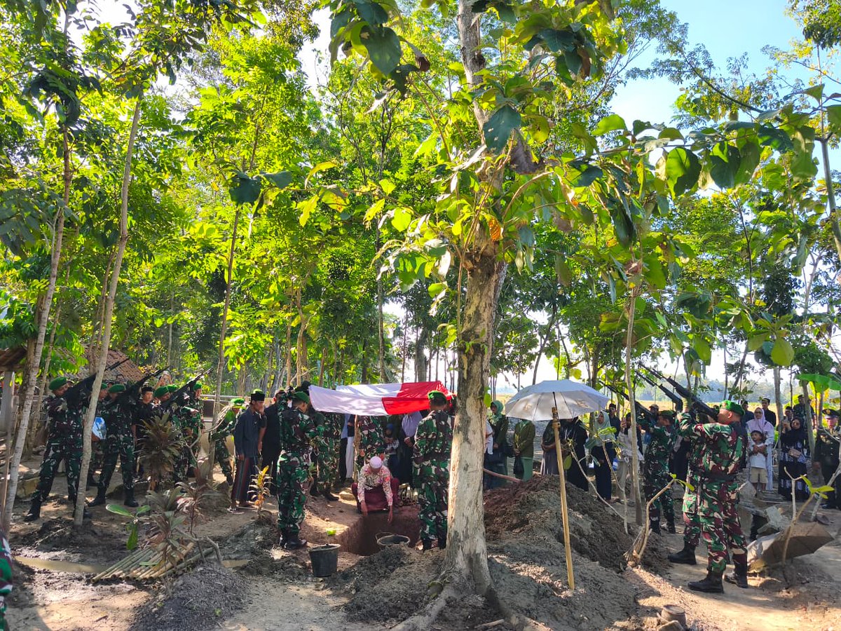 Kodim0709's tweet photo. @0709Kodim Iringi Kepergian Putra Terbaik Bangsa, Kasdim 0709/Kebumen Hadiri Upacara Pemakaman Militer Mayor Cba M. Behaki https://t.co/urZuehSdlR