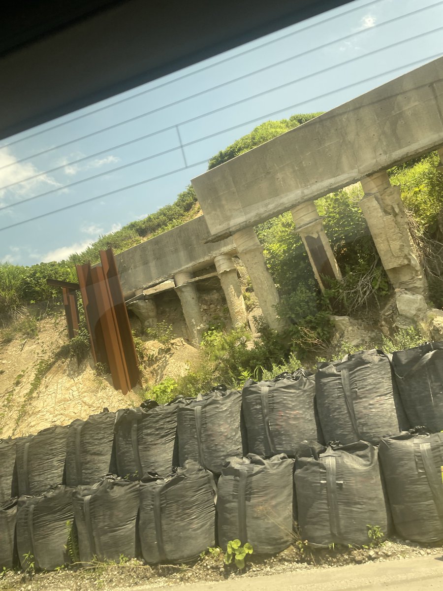 Ruri201017's tweet photo. 3箇所目珠洲！向かう道中の景色が本当に凄かった、やっぱり足を運ぶのって本当に大事なんだなぁ
モニュメントからふたまで歩いたけど道が悪いので厚底ヒールで行くのはやめたほうがいいです！！！ https://t.co/XESokbUn4S