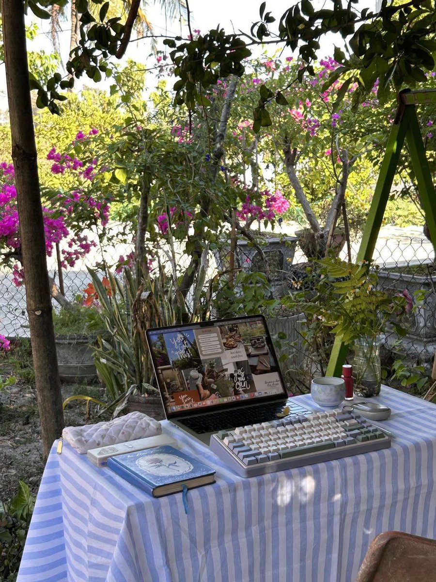 DimpleAroro23s's tweet photo. my work from home view today . https://t.co/Fubnuw8bfk
