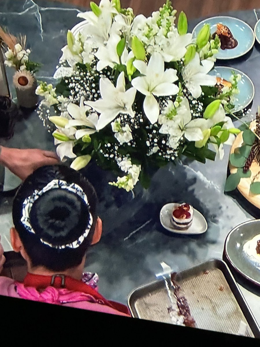 adrianasbustama's tweet photo. @MasterChefMx Lancer y Claudia haciendo trampa manipulando los postres que no entregaron a tiempo trampaaa https://t.co/DHBuwrNnF8
