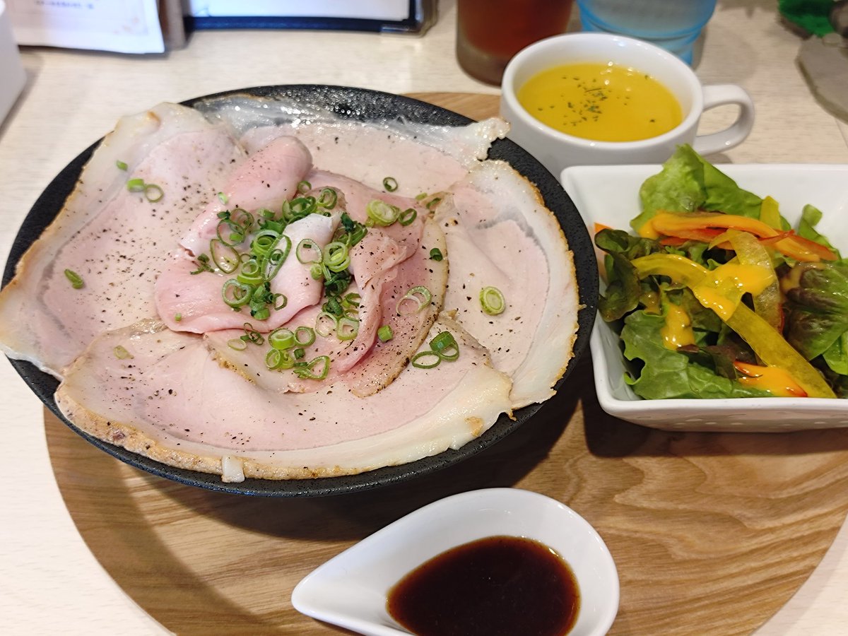 umichan2009's tweet photo. ローストポール丼 https://t.co/XYpmO9ViGP