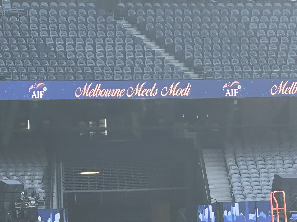 vijai63's tweet photo. Magnificent reception to Prime Minister Shri Narendra Modi by Indian diaspora in Melbourne today evening. 30000 enthusiastic participants. Do watch at 2.30PM India time

#MelbourneMeetsModi
@narendramodi 
@PMOIndia https://t.co/gA6xkhtPuS