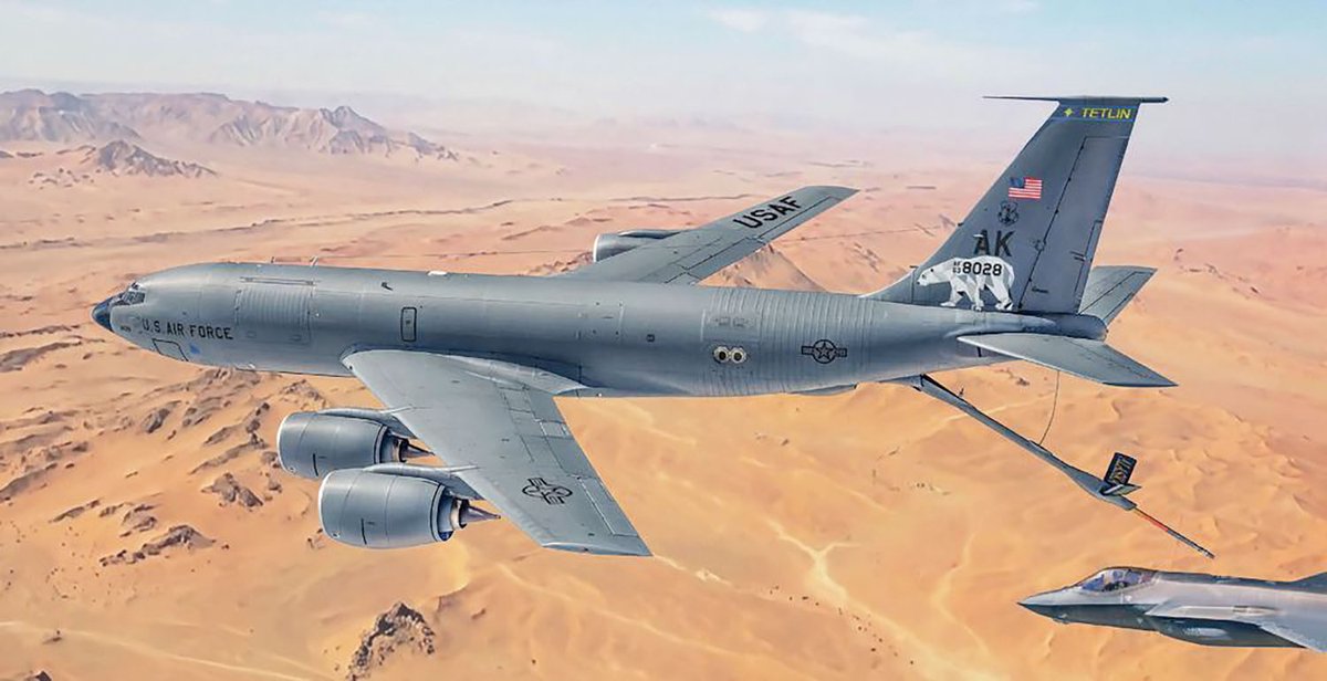 platz_hobby's tweet photo. 【10月新製品受注予約開始】
1/72 アメリカ空軍 KC-135 R/FR ストラトタンカーが登場！全長580mmの迫力あるビッグスケールで空中給油機を再現。給油ブームやコクピットを精密にモデル化し、貨物扉は開閉を選択して組み立てられます。
#イタレリ #プラモデル
https://t.co/JmcmdnyJcU https://t.co/BVWO0elmMS