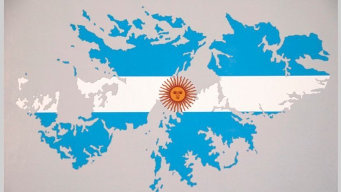 Nicolassasu's tweet photo. @cheguevaralonga @fiago7 Las Malvinas son argentinas https://t.co/WJke6N4xs2