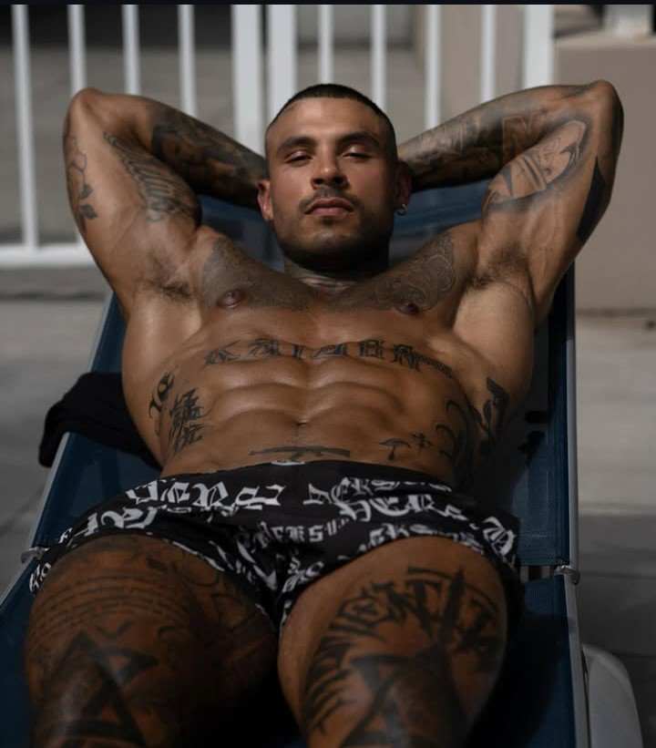 SLondono10988's tweet photo. Desde Estados Unidos 🇺🇸 Vito un hermoso tatuado Moreno que tiene una Verga deliciosa y lechera 🍆💦💦
(Parte 1) https://t.co/9JTwx52noJ