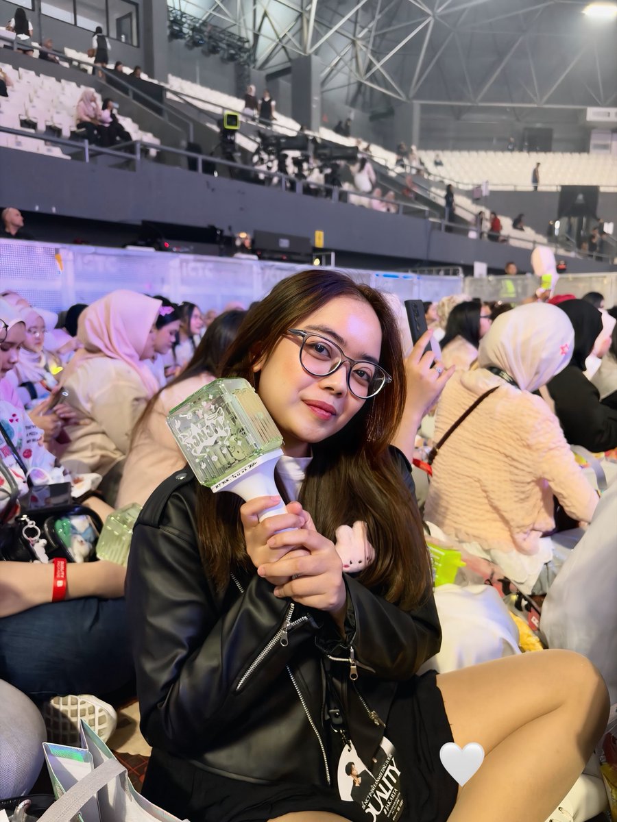 rabbitnaaa's tweet photo. qrt this tweet with dump photos waktu fanmeeting jnjm in jakarta!! i’ll go first

day 1 dump✨
btw mau makasih banyak lagi juga buat temen" yg udah ngasih freebies ke akuu🩷 https://t.co/UkzN2r25G9