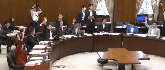 hodanren's tweet photo. 7月８日、個人情報保護法「改悪法案」が参議院委員会で採決されました。
賛成：自由民主党、日本維新の会、国民民主党、チームみらい
反対：立憲民主党、公明党、参政党、共産党、沖縄の風。

明日(7月10日)10時から開催予定の参議院本会議で採決されることが分かりました。
https://t.co/UZNucsYAZO