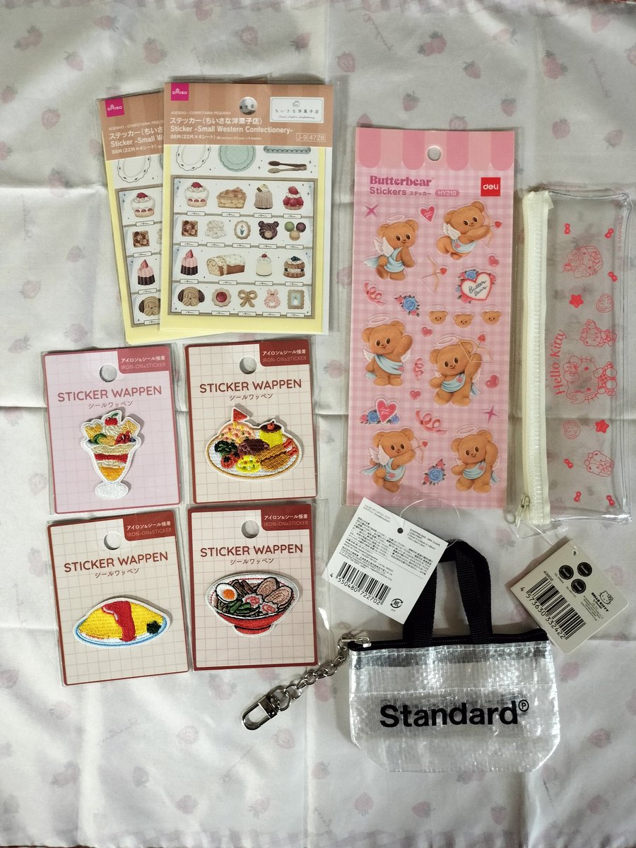 Cat_Bon_'s tweet photo. ダイソー購入品✨🛒
サンリオサマーシール中身はフラワーとブルー❓どれも可愛いから👌です😽どこのSHOPも新作多数😭
Standard1点¥110ショッピングミニバッグ(中にビニール袋折って入れるためにget)〜エコバッグ大に付けたら可愛い💕
#ダイソー #サンリオ #Butterbear https://t.co/AE3ApGdNy3