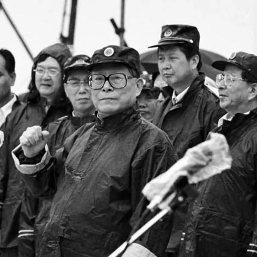 Freedominc20631's tweet photo. 98年发大水，看着黑白电视，江泽民穿雨衣站九江大堤上，鞋全是泥。那时候不懂什么“政治符号”。就觉得，天塌了，有个看上去能管事的人站你旁边，心里能踏实点。你甭管他能不能真把水挡回去，但他来了，就说明你这摊事算个事，你没被忘了。后来汶川地震，胡锦涛去灾区。电视里他蹲下来，握着一个学生的手。那学生满脸灰。我记得特别清楚，因为我一同事，大学还没有毕业在我们单位实习的大学生说：“要是我埋下边，主席来拉我一把我也愿意。”小孩话糙，但理就这么糙。灾难里，人先要的是“我在你眼里算个人”。

可是习近平上台以后新闻稿的写法就变了。“习近平作出重要指示”“要求全力搜救”“强调要保障人民群众生命财产安全”。人呢？不在现场。画面切到会议室，切到各级开会，切到无人机航拍。

当然不是说开会没用。指挥体系、调物资，肯定得有人坐镇。可老百姓那个最朴素的念头就没变过：你得来看看。你不来，村里大爷就会蹲在废墟上抽烟，嘀咕一句：“新闻里天天人民，我咋感觉说的不像我？”

差别到底在哪？也许这跟他们十几岁时看见的世界有关。江胡那拨人，小时候学的书里还背“民为贵，社稷次之，君为轻”。老话也讲，“水能载舟，亦能覆舟”。那套东西你说它是封建也好，哄人也好，但至少它承认一条：你得做样子，做给老百姓看。不然你坐不稳。所以98年必须上大堤，08年必须去灾区。你人不到，官场那套“体恤民情”的戏就唱不下去。

习近平不一样。他9岁，父亲被打倒，家里天上一脚地下一脚，他爸习仲勋那么大官，说打倒就打倒。13岁赶上文革，被赶到陕北梁家河，住那种冬天能把水缸冻裂的土窑洞。 我要是他，我估计一辈子都忘不了那个感觉：原来“乱”起来，什么身份都保不住你。经历过那种失控，后面再看问题，“稳”肯定就压倒一切。所以他后来讲话，“安全”两个字出现频率高得吓人。“政治安全”“总体国家安全观”“底线思维”“斗争”。

苏联咋没的？他说“竟无一人是男儿”。言外之意，别管下面洪水滔天，先把屋子顶撑住，屋子塌了大家一起死。
这么一想，很多事就通了。为啥现在更爱“批示”而不是“到场”？因为在他那杆秤上，守住大盘子，比安抚几个村子更要命。“人民至上”他也天天讲。但这个“人民”，我有时候听着，更像个写在文件里的整体。张三李四、村口王老头，死了就是数字，报上去变成“已妥善安置”和“情绪稳定”。说难听点，有时候会觉得人命在某些报表里，就是小数点后两位。@baodiantimes
