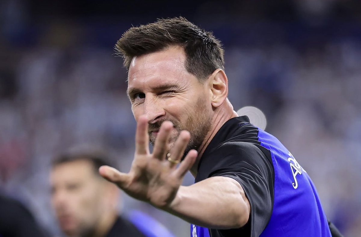 futebol_info's tweet photo. Klose revela que recebeu ligação de Messi depois de ter seu recorde batido em Copas do Mundo:

“O técnico da Argentina, Lionel Scaloni, foi meu companheiro de equipe na Lazio, entre 2011 e 2013. Ainda mantemos contato regularmente. Ele organizou uma ligação entre Messi e eu. Foi muito emocionante. Claro, nos cruzamos em campo algumas vezes, o que sempre foi agradável e respeitoso. Mas essa ligação foi a primeira vez que conversamos depois de tanto tempo sem jogar. Ele me disse que me enviaria uma camisa autografada.”

🗞️ L'Équipe
📸 Divulgação/FC Bayern | AFA/Seleção Argentina