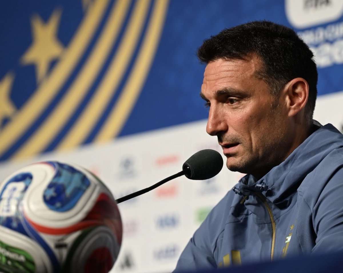 futebol_info's tweet photo. Klose revela que recebeu ligação de Messi depois de ter seu recorde batido em Copas do Mundo:

“O técnico da Argentina, Lionel Scaloni, foi meu companheiro de equipe na Lazio, entre 2011 e 2013. Ainda mantemos contato regularmente. Ele organizou uma ligação entre Messi e eu. Foi muito emocionante. Claro, nos cruzamos em campo algumas vezes, o que sempre foi agradável e respeitoso. Mas essa ligação foi a primeira vez que conversamos depois de tanto tempo sem jogar. Ele me disse que me enviaria uma camisa autografada.”

🗞️ L'Équipe
📸 Divulgação/FC Bayern | AFA/Seleção Argentina