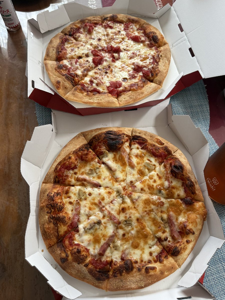 EL14AS's tweet photo. ハットの日☺️出勤前にピザ🍕あと炭酸ジュース🥤飲めばキマる🤪笑 https://t.co/sKBs2bihzC